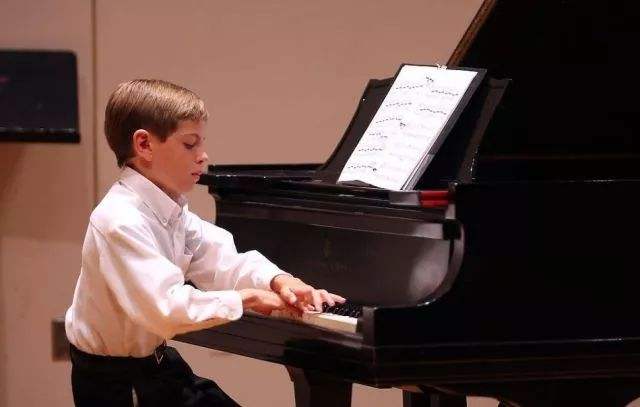 儿童钢琴教学中需注意些什么(儿童钢琴教学中需注意些什么内容)